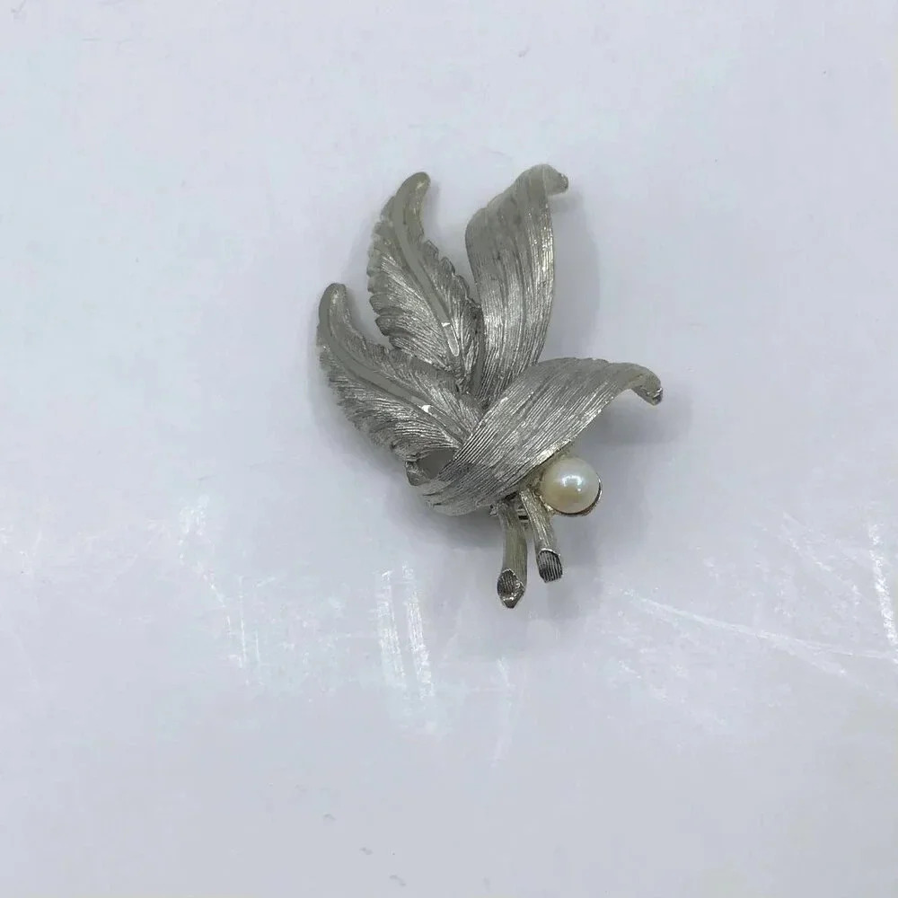 Vintage 1950s BSK Woolworth's Brooch Pin Silver Tone Leaves Feathers Faux Pearl - Picture 4 of 11